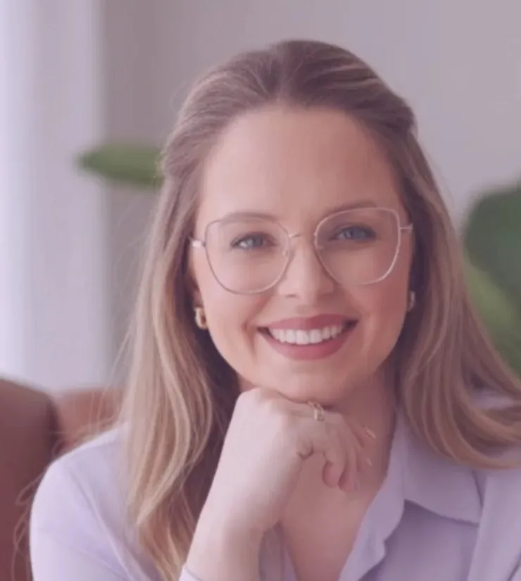 Luana Rech Posso sorrindo, com a mão no queixo